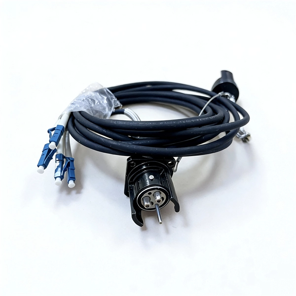 The butterfly-shaped optical cable is fixed on the pole