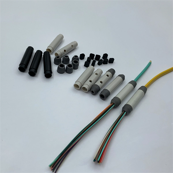 Plug-in type non-pinch optical cable junction box