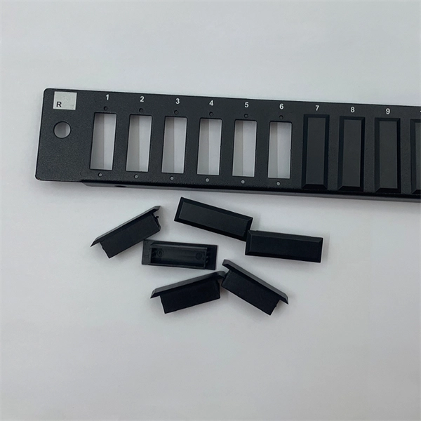 Can the small busbar be connected without being short-circuited 